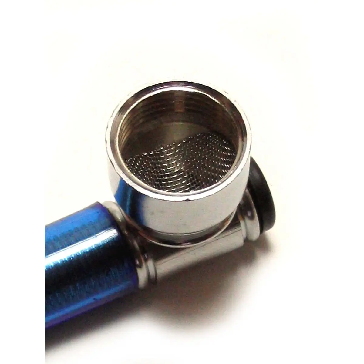 Pipa metalica con agujero de tiro