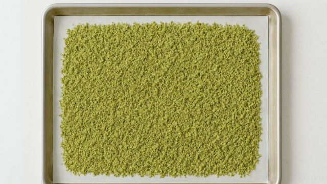 Blech mit zerkleinerten Cannabisblüten